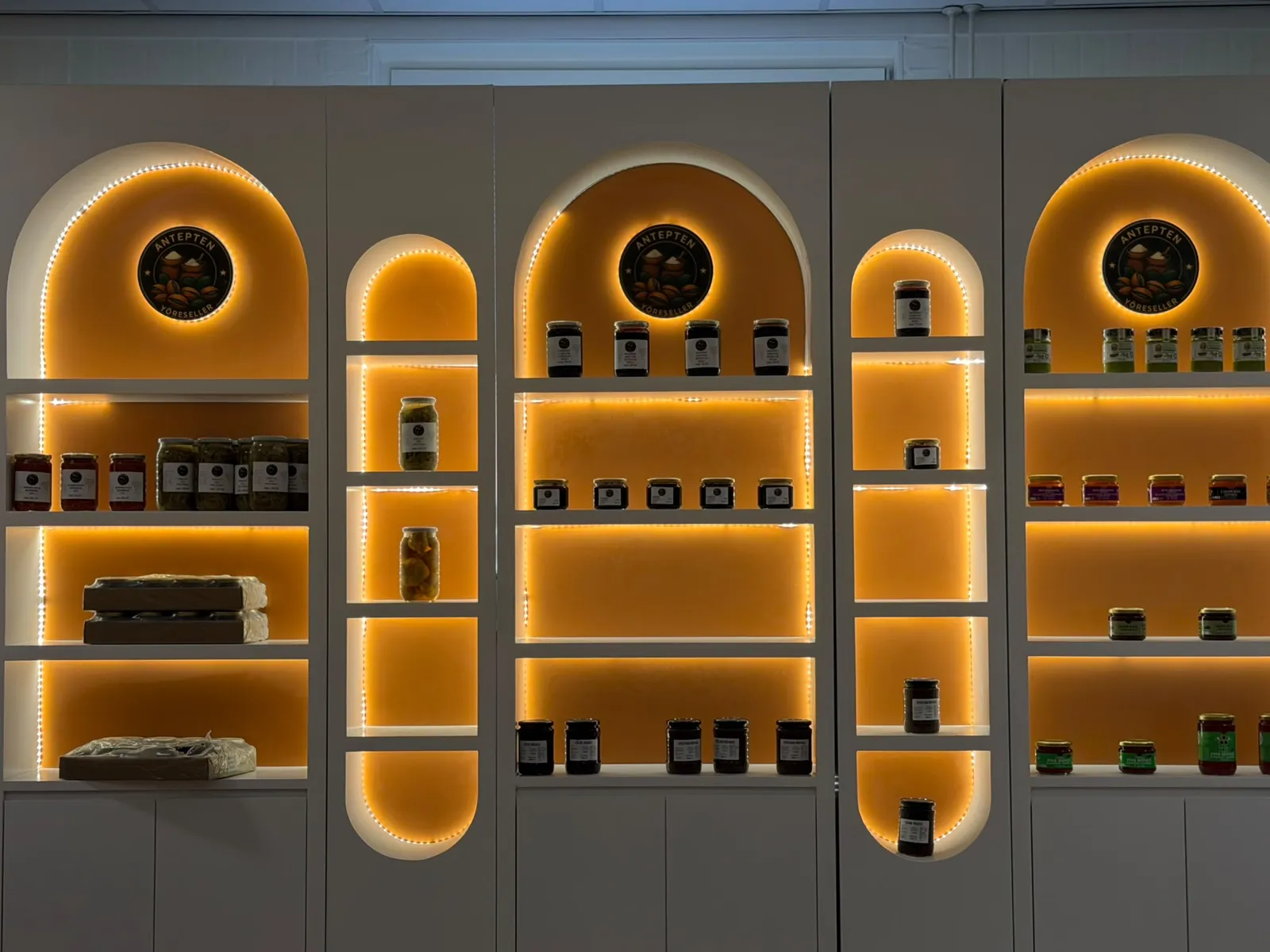 De winkel van Antepten Yöreseller, waar de producten uit de webshop te koop zijn