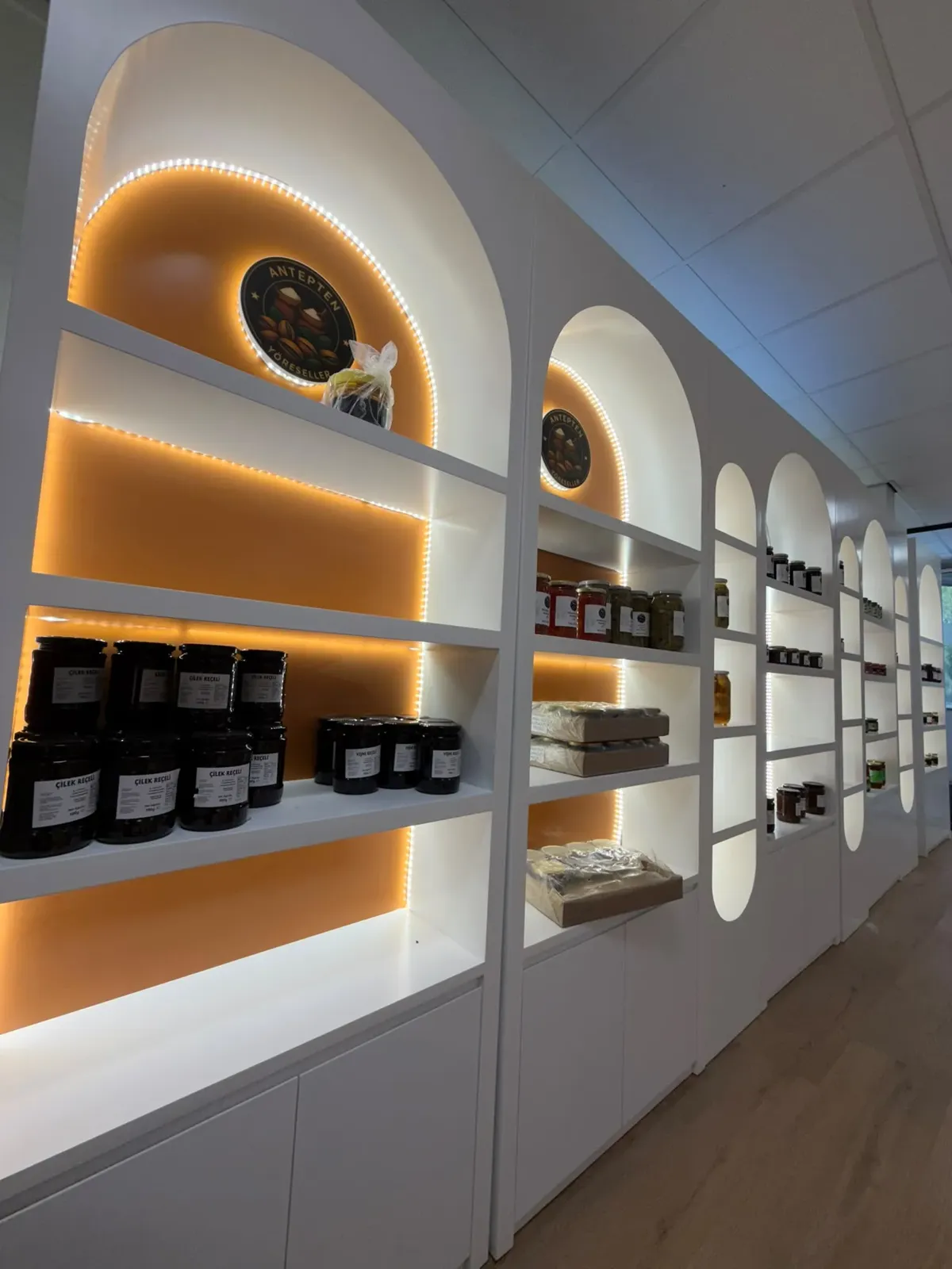 De schappen in de winkel