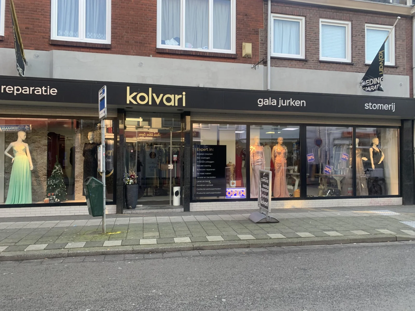 De gevel van Kolvari, met kledingreparatie, galajurken en stomerij